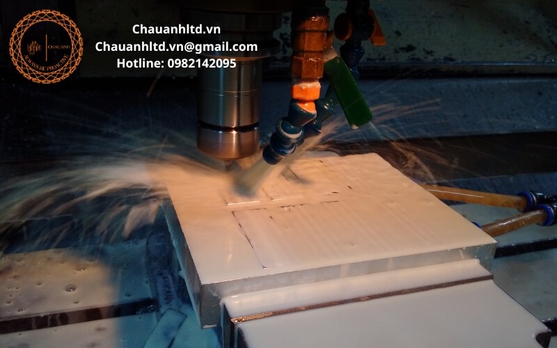 Hình ảnh máy CNC đang gia công chi tiết cơ khí chính xác, đảm bảo sai số thấp và chất lượng cao.