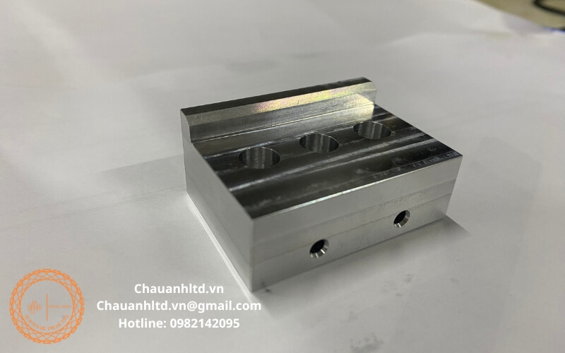 gia công cơ khí chính xác, đảm bảo độ sai số thấp, chất lượng cao trong sản xuất linh kiện.