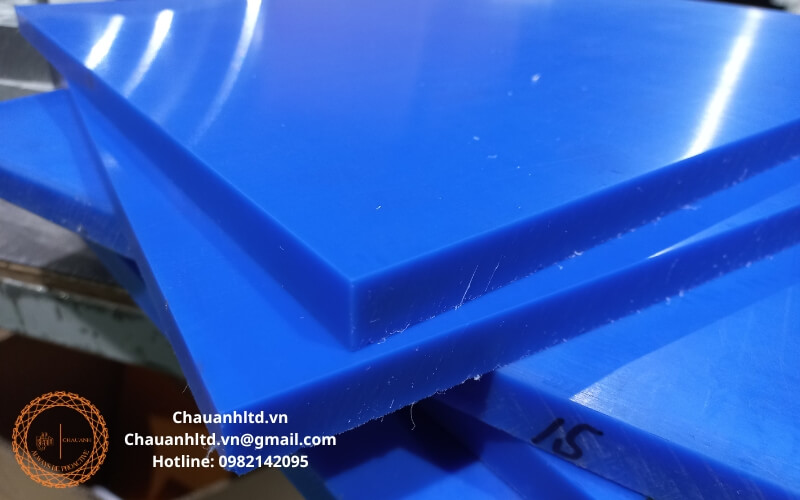 Nhựa MC (Polycarbonate) là vật liệu kỹ thuật được ứng dụng rộng rãi trong nhiều ngành công nghiệp. Với khả năng chịu lực tốt, độ bền cơ học cao và tính năng chống tia cực tím vượt trội, nhựa MC đang ngày càng trở thành sự lựa chọn tối ưu cho các sản phẩm đòi hỏi chất lượng và độ bền lâu dài. Trong bài viết này, chúng tôi sẽ cùng khám phá 6 thống kê quan trọng giúp bạn hiểu rõ hơn về tính năng và ứng dụng của nhựa MC.