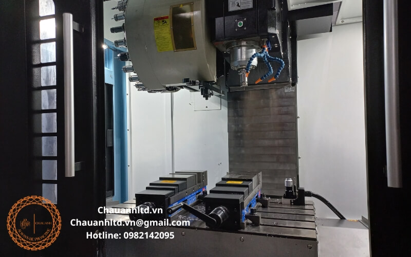 Hình ảnh máy CNC gia công cơ khí chính xác, đảm bảo sai số thấp và chất lượng cao.