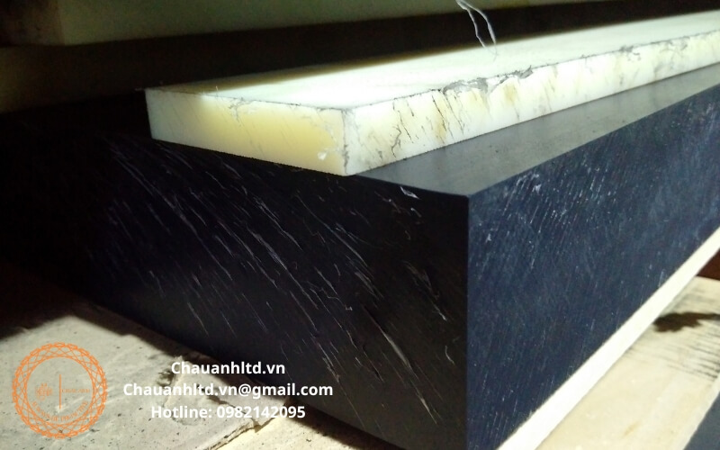 So sánh nhựa MC đen và MC trắng về đặc điểm kỹ thuật, ứng dụng và môi trường sử dụng trong công nghiệp.